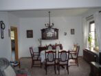 Petersberg OT Gutenberg: Einfamilienhaus-Bungalow mit Nebengelass, 3 Garagen - Essbereich im Wohnzimmer