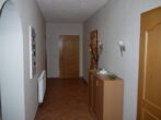 Petersberg OT Gutenberg: Einfamilienhaus-Bungalow mit Nebengelass, 3 Garagen - der Flur