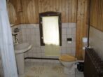 Petersberg OT Gutenberg: Einfamilienhaus-Bungalow mit Nebengelass, 3 Garagen - das Duschbad im Kellergeschoss