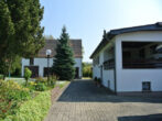 Petersberg OT Gutenberg: Einfamilienhaus-Bungalow mit Nebengelass, 3 Garagen - der Hofbereich