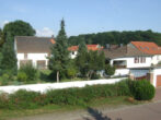 Petersberg OT Gutenberg: Einfamilienhaus-Bungalow mit Nebengelass, 3 Garagen - Blick auf das Wohnhaus und Nebengelass