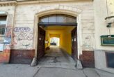 Halle (Saale)-Giebichenstein: Baudenkmal mit Sanierungsstau, z.Z. Appartementhaus mit Parkplatz - Bild4