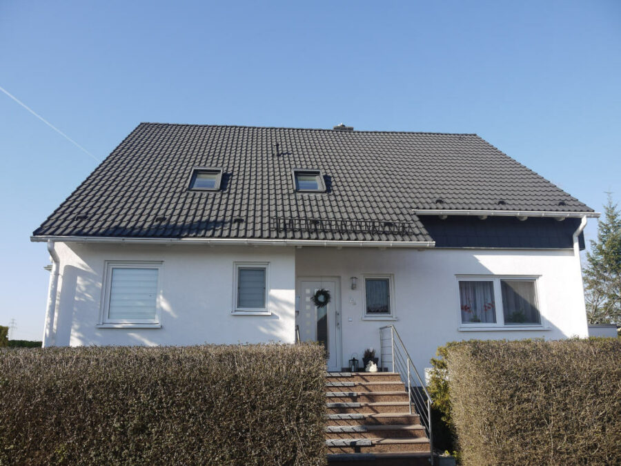 Teutschenthal OT Angersdorf: Einfamilienhaus mit Einliegerwohnung , Garagen und Stellplätze, 06179 Teutschenthal-Angersdorf, Einfamilienhaus