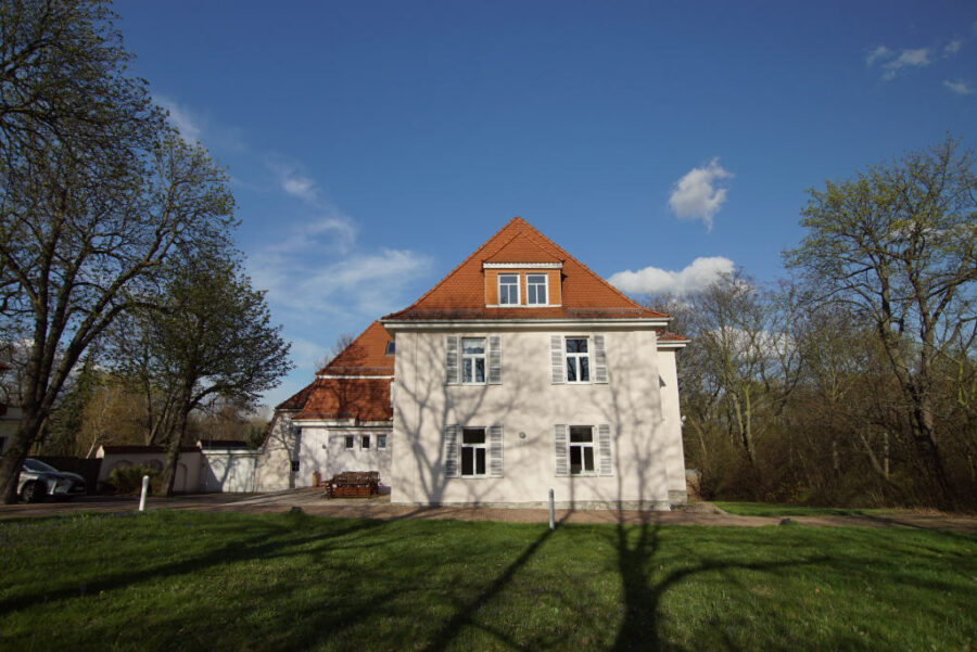 Bei Halle (Saale): Große Villa auf parkartigem Grundstück – mögliche div. Nutzungen, 06258 Schkopau, Zweifamilienhaus
