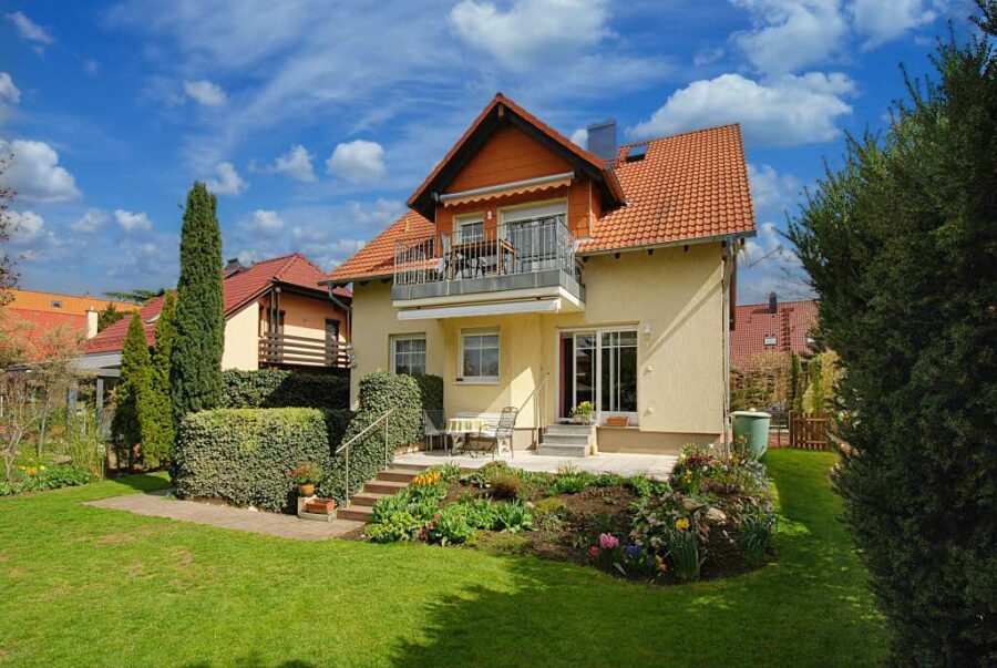 Zwintschöna: Zweifamilienhaus mit gepflegtem Gartengrundstück, 06184 Kabelsketal-Zwintschöna, Einfamilienhaus