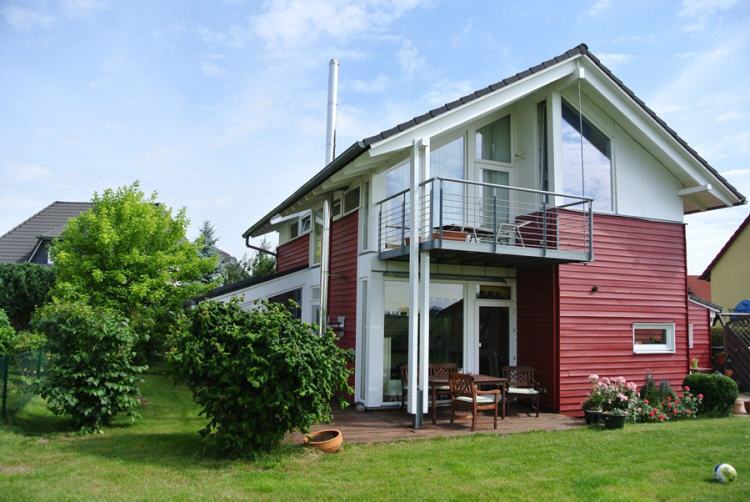 Landsberg: Modernes Holzhaus mit Balkon und Terrasse, Einbauküche, Stellplätze, 06188 Landsberg, Einfamilienhaus