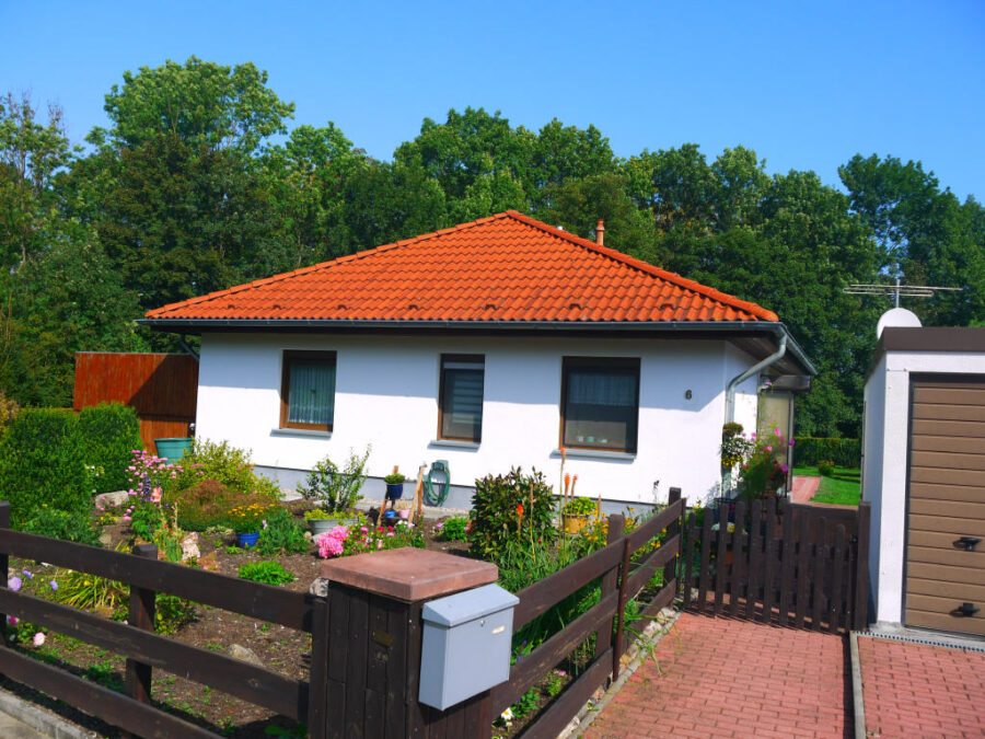 Schochwitz: Moderner Bungalow mit Sauna und Kaminofen, Garage, 06198 Salzatal-Schochwitz, Einfamilienhaus