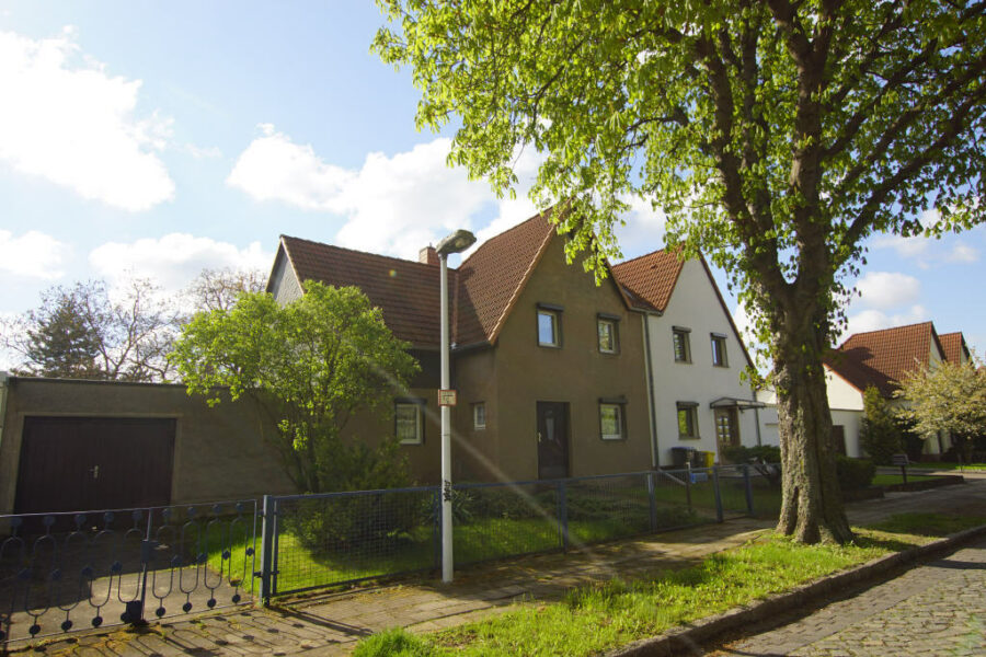 Halle-Ammendorf: Teilsanierte Doppelhaushälfte mit 900 m² Garten, Keller, Stellplatz, 06132 Halle-Ammendorf, Doppelhaushälfte