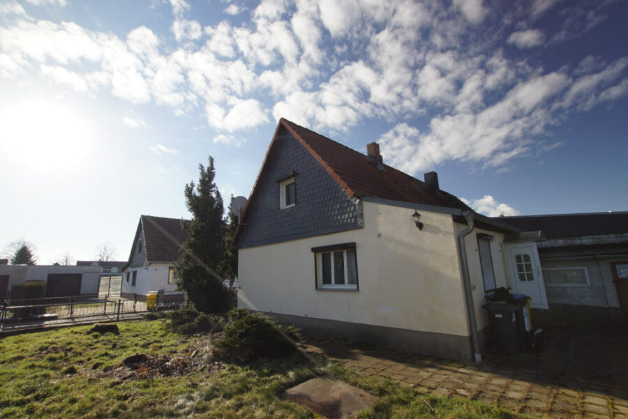 Halle-Ammendorf: Doppelhaushälfte auf 662 m² Grundstück, Restarbeiten, 06132 Halle (Saale)-Ammendorf, Doppelhaushälfte