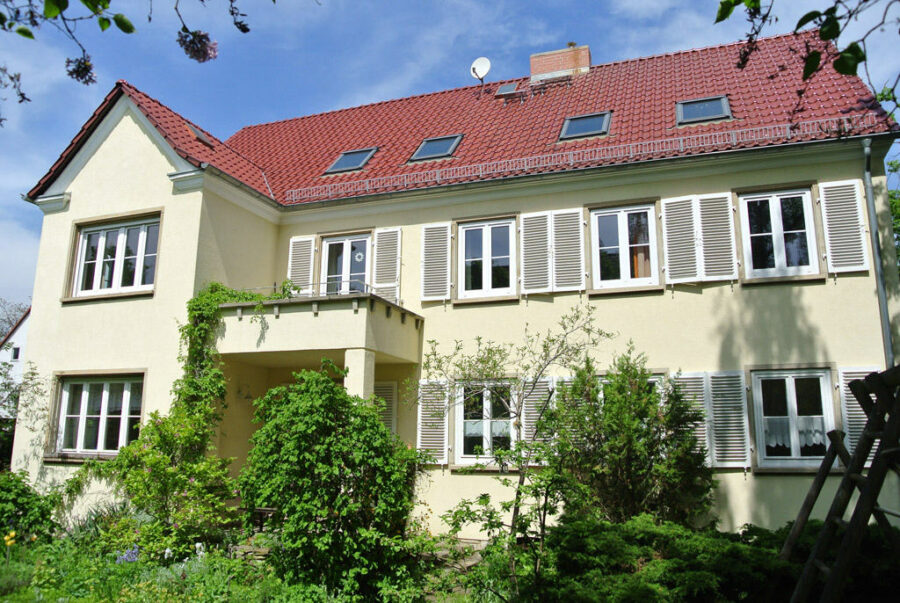 Schkopau: 2-Familien-Haus mit schönem Grundstück, Stellplaz, Terrasse, Balkon, 06258 Schkopau, Zweifamilienhaus
