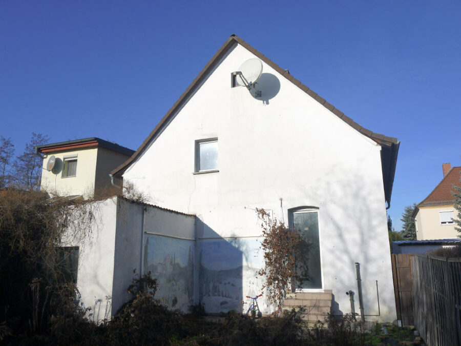 Halle-Nietleben: Haus zum Sanieren nahe des Heidesee, mit Pool und Nebengelass, 06126 Halle (Saale)-Nietleben, Einfamilienhaus