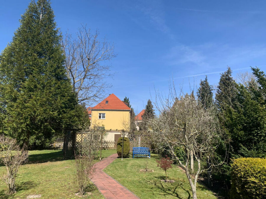 Halle-Rosengarten: Ein- / Zweifamillienhaus auf großem Grundstück, 4 Garagen, 06132 Halle (Saale)-Rosengarten, Einfamilienhaus