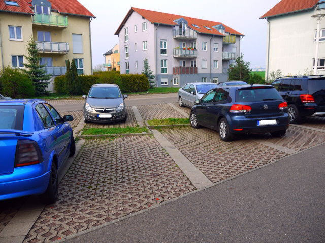 Kabelsketal OT Schwoitsch: 3-Raum-Dachwohnung mit Balkon, Einbauküche, Stellplatz, 06184 Kabelsketal-Schwoitsch, Dachgeschosswohnung