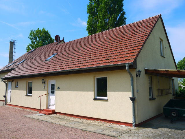 Salzatal OT Bennstedt: 2-Familienhaus als Doppelhaus, mit Gargen, Stellplätzen, Einbauküche, 06198 Salzatal-Bennstedt, Mehrfamilienhaus