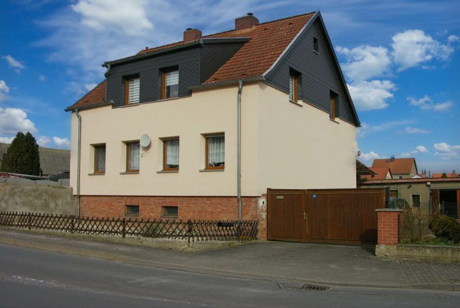 Bad Lauchstädt OT Milzau: Großes Einfamilienhaus mit Garagen, 06246 Bad Lauchstädt-Milzau, Einfamilienhaus