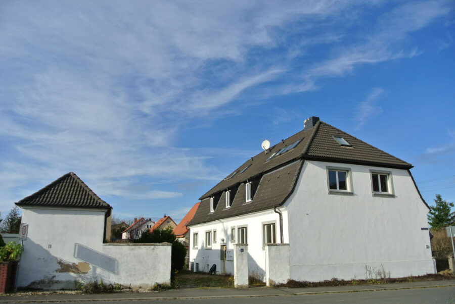 Salzatal: Mehrfamilienhaus mit 5 Wohnungen, diverse PKW-Stellplätze, 06198 Salzatal-Schiepzig, Mehrfamilienhaus