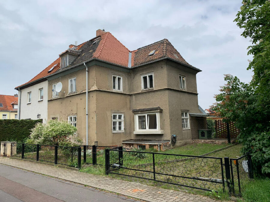 Halle-Damaschkestraße: Große Doppelhaushälfte mit Umbaukonzept, Garage, 06130 Halle (Saale)-Damaschkestraße, Doppelhaushälfte