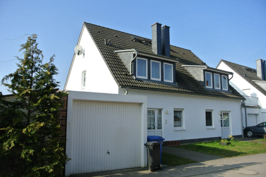 Schkopau OT Lochau: Doppelhaushälfte mit Gartengrundstück und Garage, 06258 Schkopau-OT Lochau, Doppelhaushälfte
