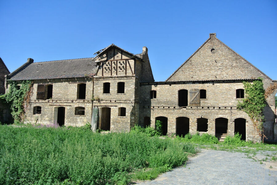 Bei Halle (Saale): Schöne historische Hofanlage zum Ausbau, viel Potenzial, 06198 Salzatal-Köllme, Bauernhof