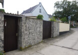 Salzatal OT Höhnstedt: Einfamilienhaus mit Garten, Garage und Stellplatz - Zugang und Zufahrt zum Grundstück