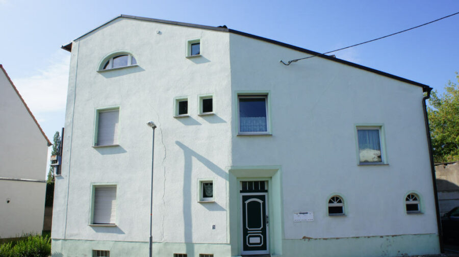 Teutschenthal: Sanierungsobjekt mit 3 Wohneinheiten, PKW-Stellplätze, 06179 Teutschenthal, Mehrfamilienhaus