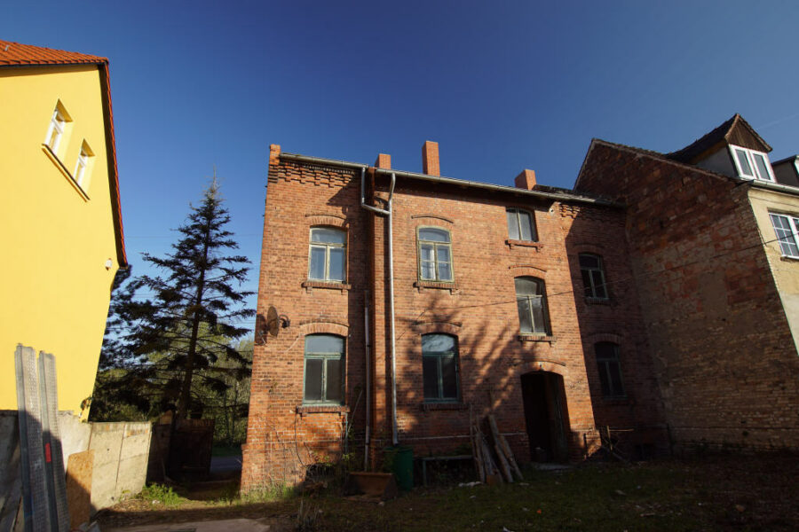 Halle-Beesen: Originales Sanierungsobjekt mit Garten in sehr ruhiger Lage, 06132 Halle (Saale)-Beesen, Zweifamilienhaus
