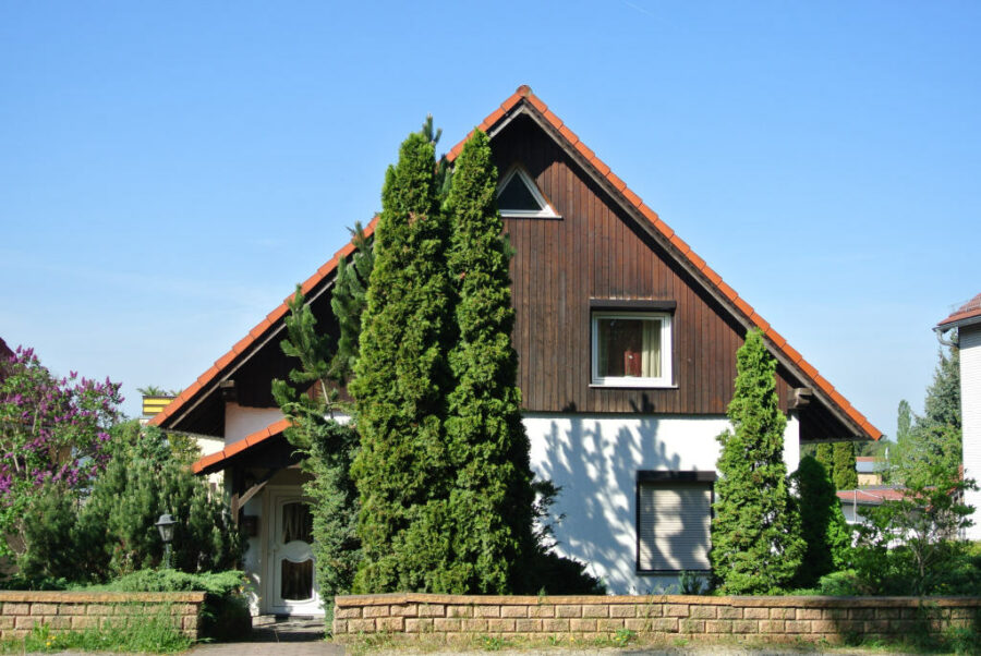Schkopau OT Lochau: 2-Familienhaus mit Garten + Doppelgarage,, 06258 Schkopau-Lochau, Zweifamilienhaus