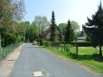 Petersberg OT Gutenberg: Moderner Bungalow-Neubau, mit Garage und Terrasse - Straßenschild